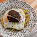 Huevos fritos con patatas y foie - El Burgato de Tarifa